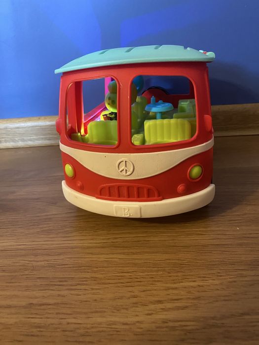 Muzyczny autobus z wesołymi pasażerami