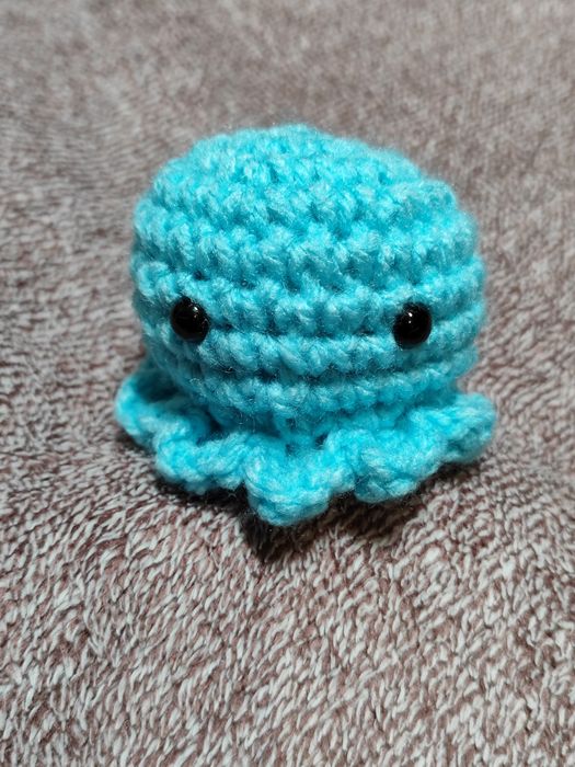 Urocza niebieska ośmiorniczka miś ręcznie robiona na szydełku handmade