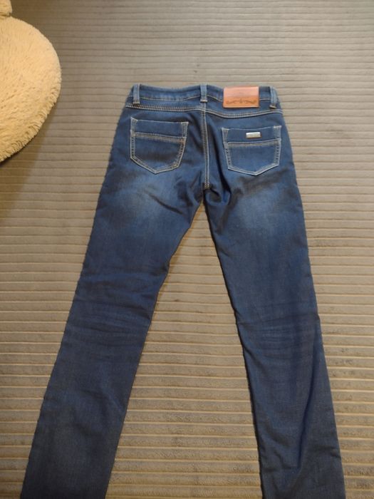 Продам женские джинсы