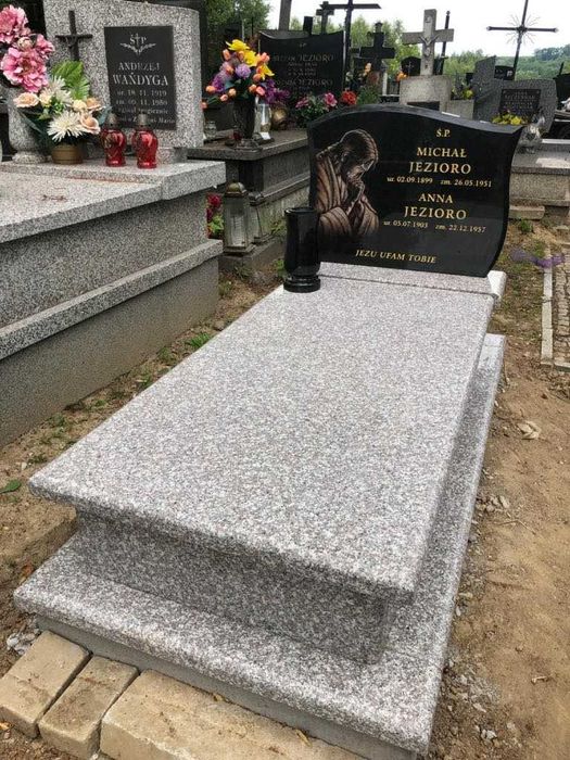 Nagrobek granitowy montaż + napisy 5500 zł