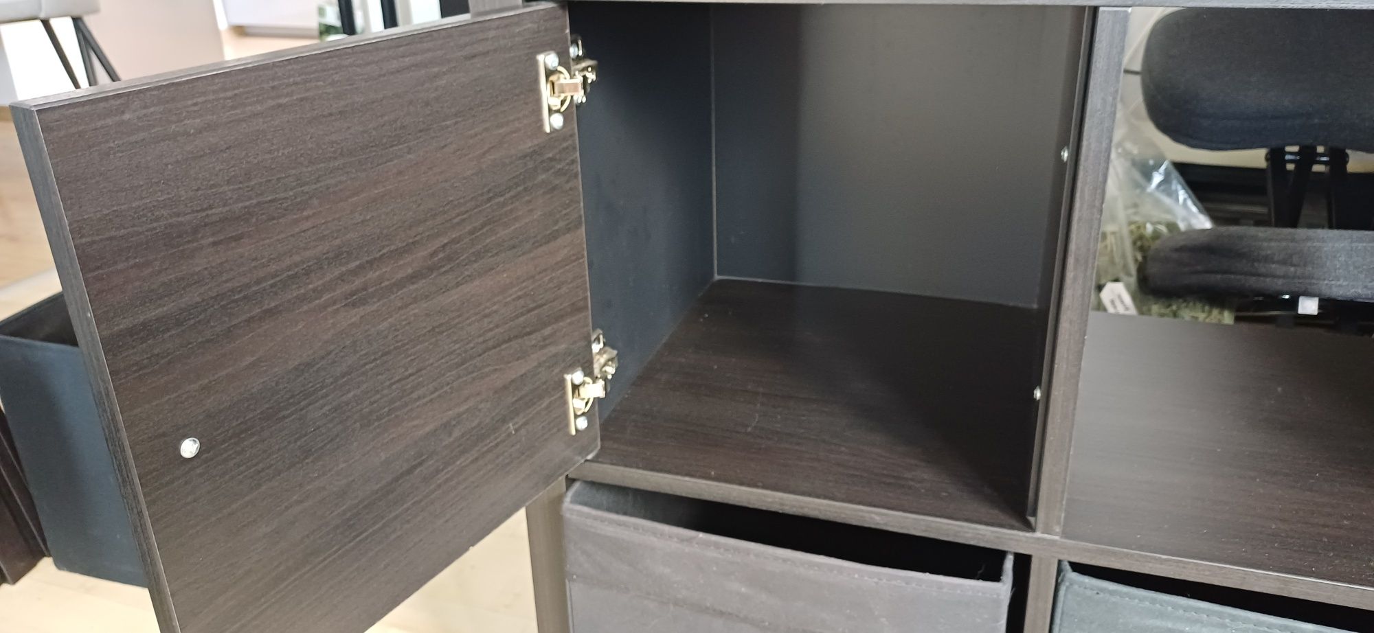 Duży regał KALLAX IKEA z szufladami czarnobrąz czarne pojemniki