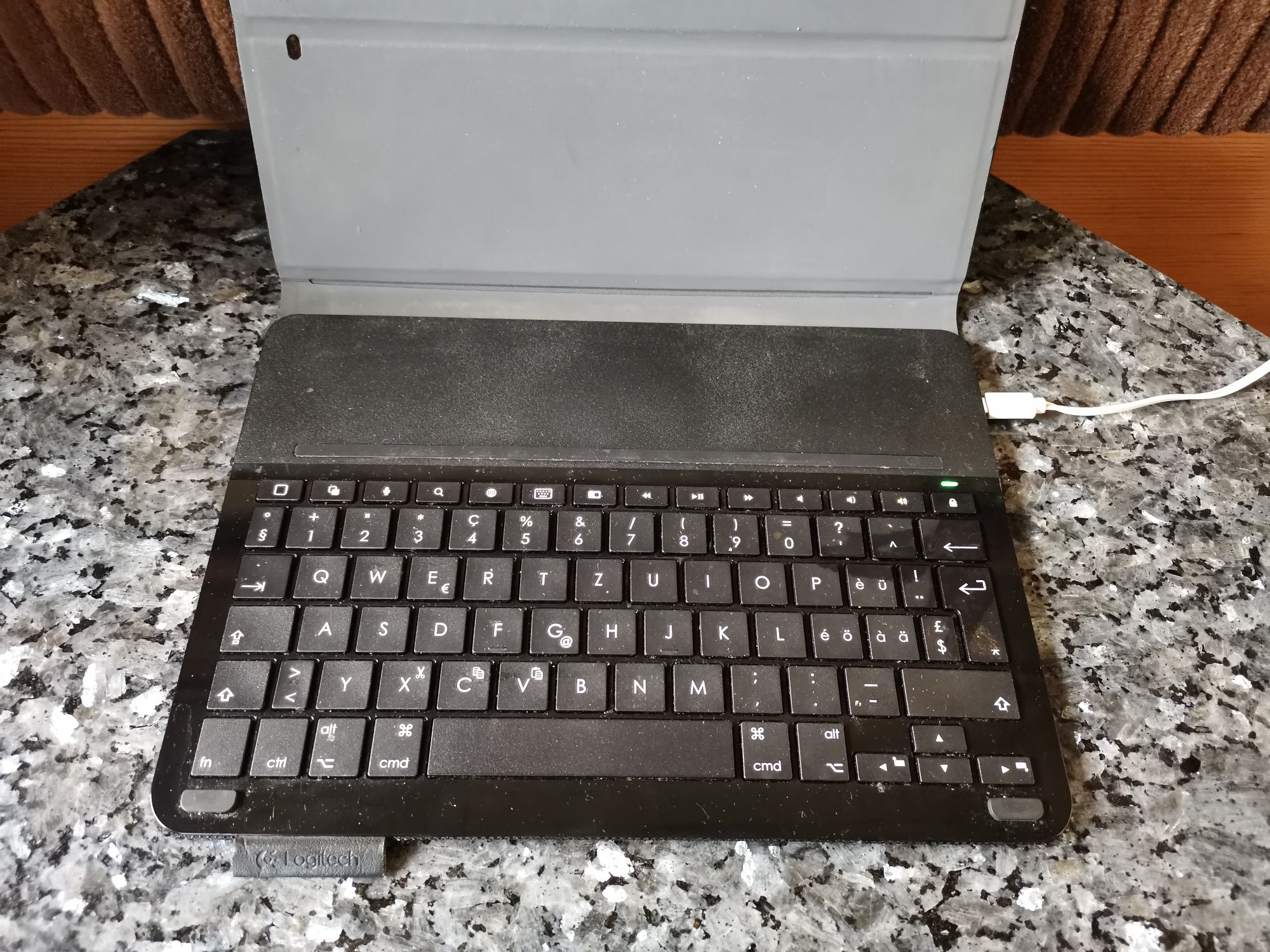 Etui z klawiaturą Logitech Type +do iPada