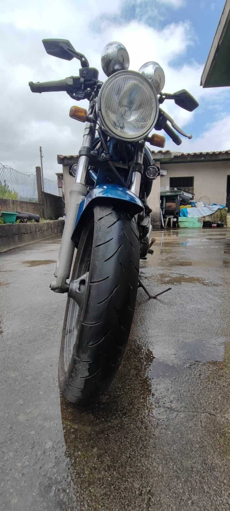 Yamaha XJ 600 azul com mala de transporte