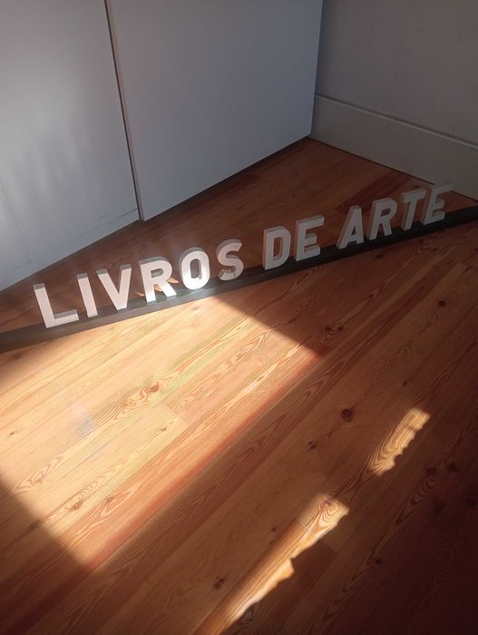 Letras em Madeira Vintage "LIVROS DE ARTE" da antiga Livraria Portugal