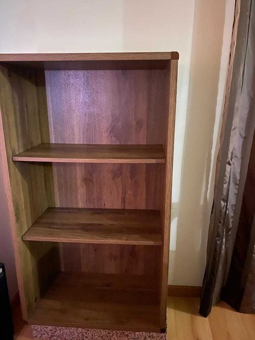 Quarto de menina, secretária e estante