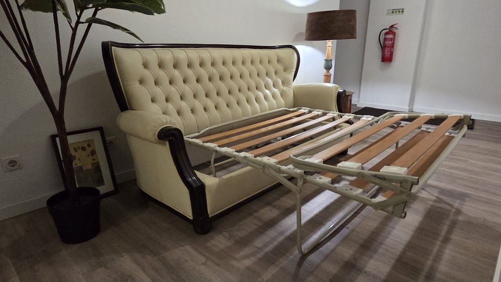 Sofá-cama antigo de pele genuína em bom estado