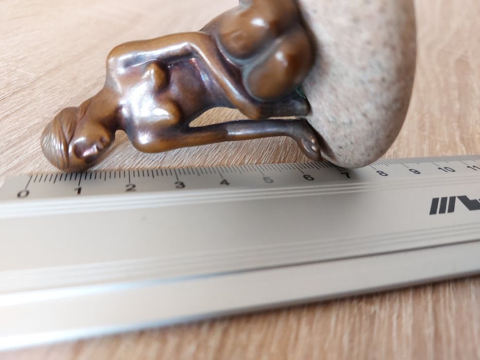 Figurka kobiety z brązu