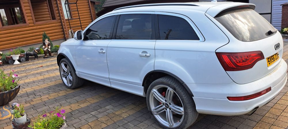 Audi Q7 S line на полному ходу право рукая