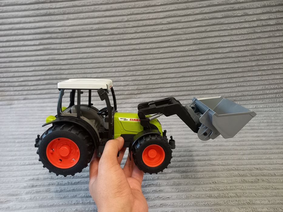 Трактор з ковшем від Bruder