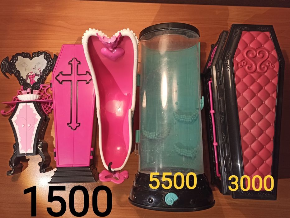 Меблі monster high. Ліжко, ванночка, шафка, туалетний столик, кінь
