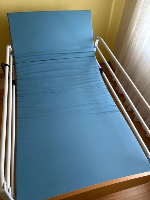 Cama articulada elétrica com colchão + mesa com rodas