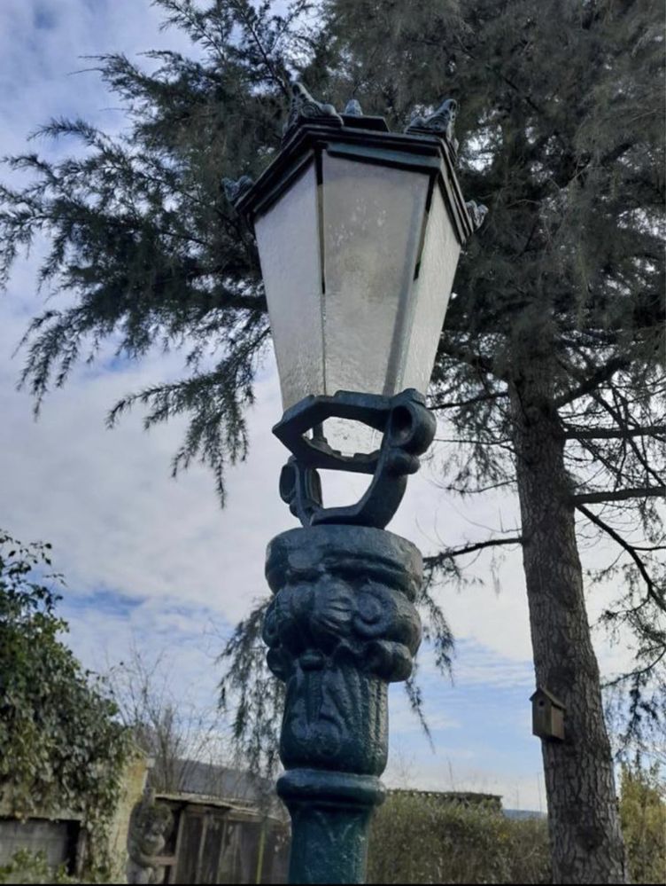 Piękne stare solidne latarnie parkowe żeliwne lampa latarnia
