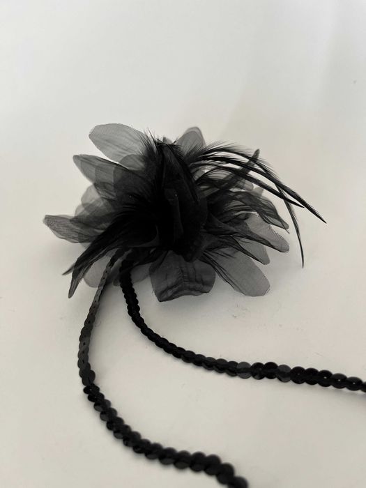 Elegante pregadeira preta com tule lantejoulas e penas