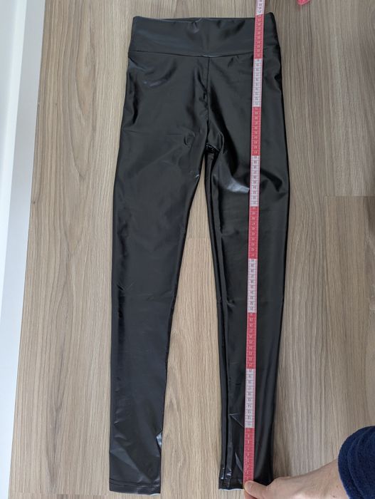 Calças leggings imitação pele NOVAS nunca vestidas. Tamanho S