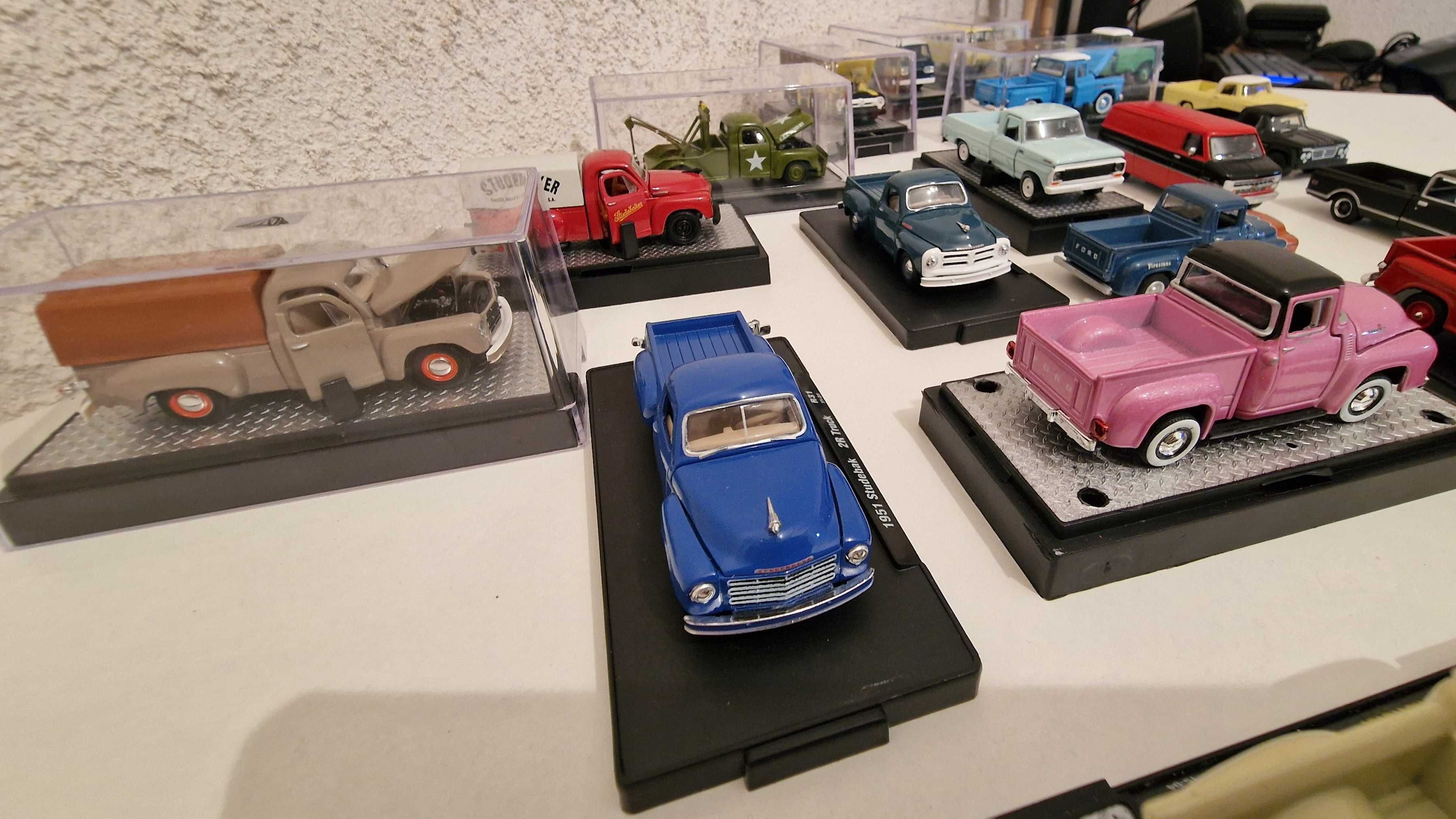 Lote de 19 Miniaturas de Pickups e carrinhas de serviço 1:64