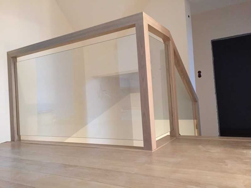 Schody dębowe z balustradą szklaną