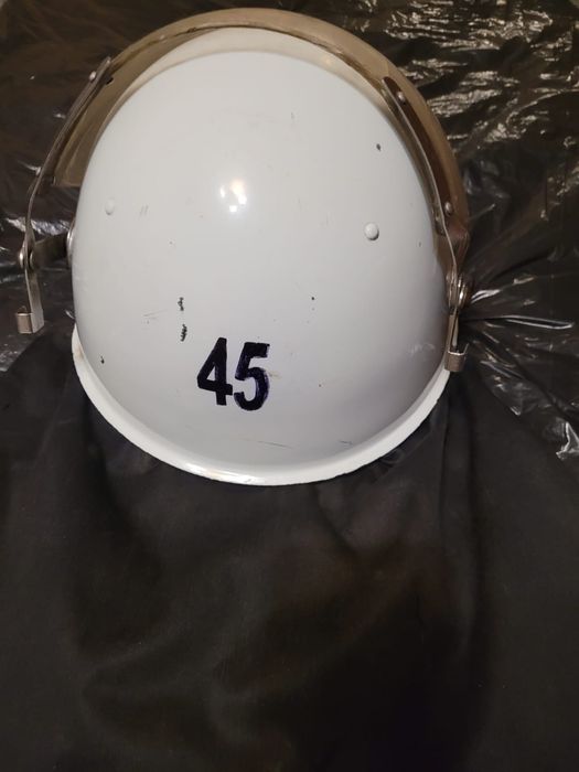 Каска шлем пожарного.