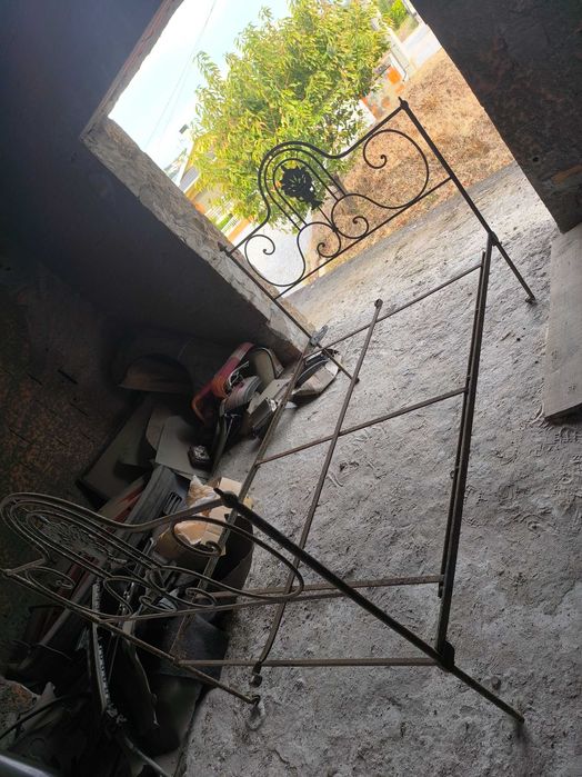 Cama antiga em bom estado