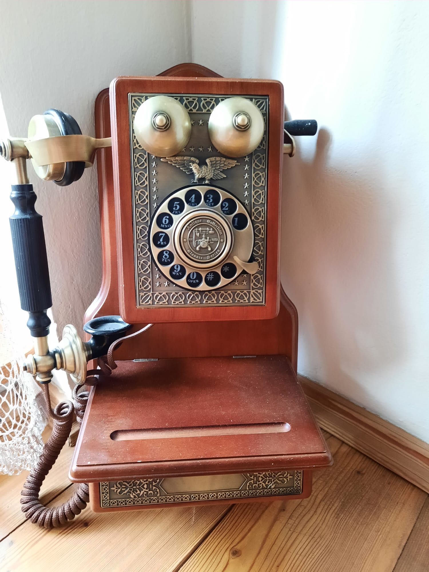 retro vintage telefon Castel stacjonarny wiszący na ścianę aparat tel