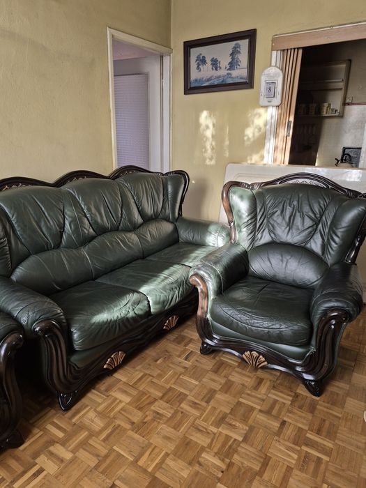 Skórzane ciemnozielone sofa i fotele oraz stół