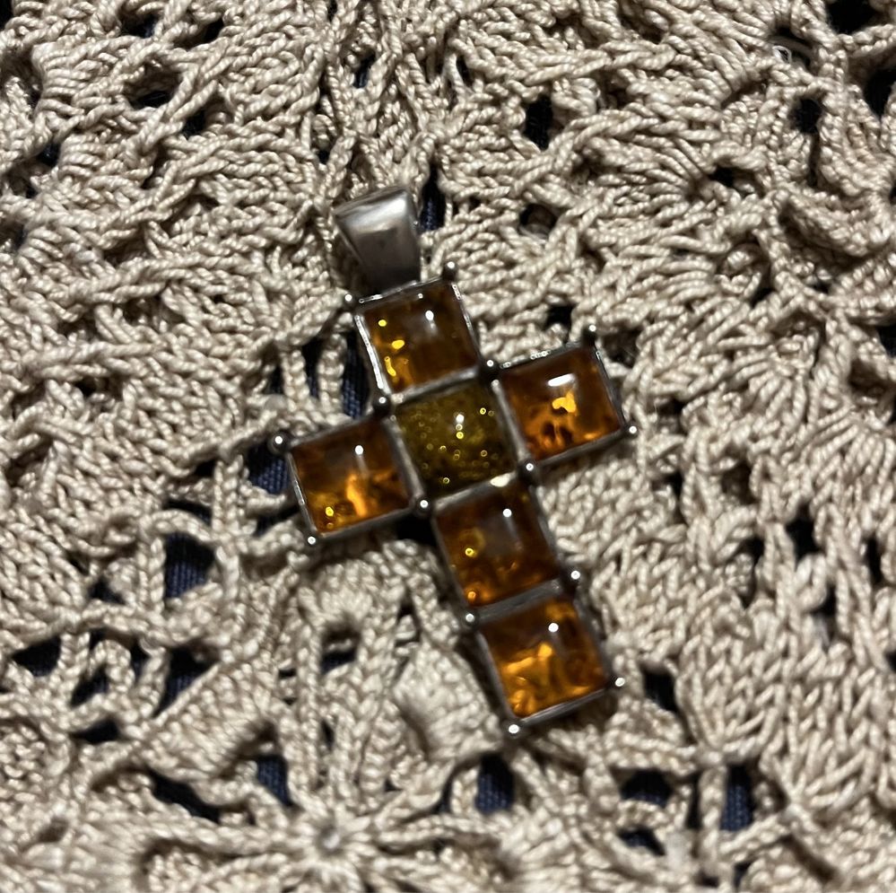 Krzyżyk srebrny925 z bursztynem