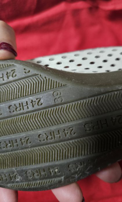 Sapatos conforto perfurados