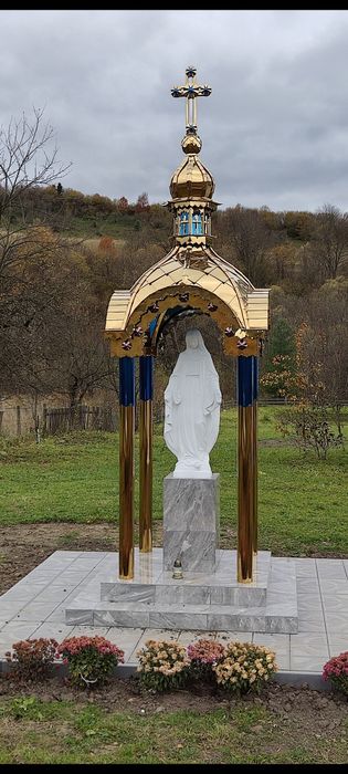 Капличка для Дому. Капличка біля хати. Куполи накриття Матері Божої та