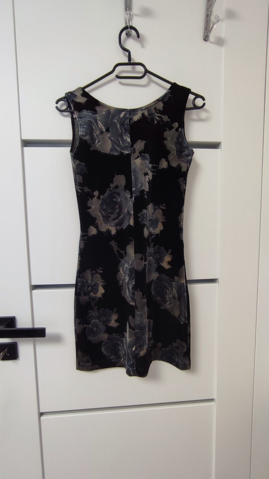Sukienka czarna zamszowa w szare kwiaty z rękawiczkami rozmiar 34