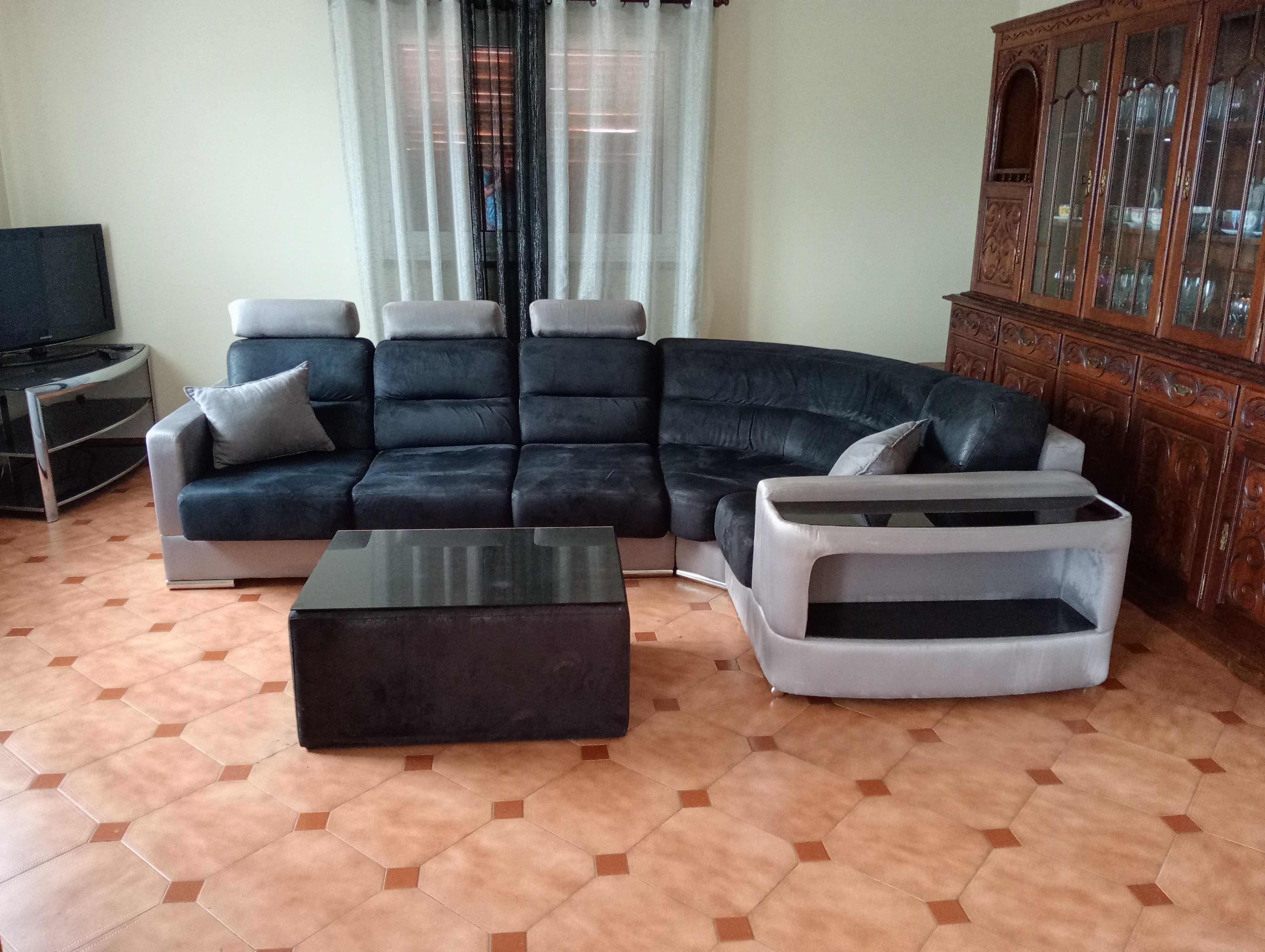 Sofá com mesa de centro