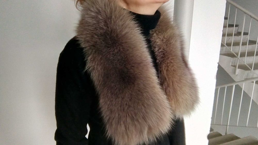 Меховой воротник.
