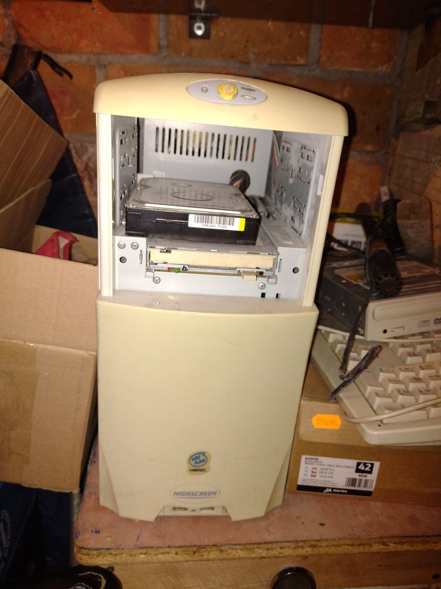 Stary komputer z Intel celeron