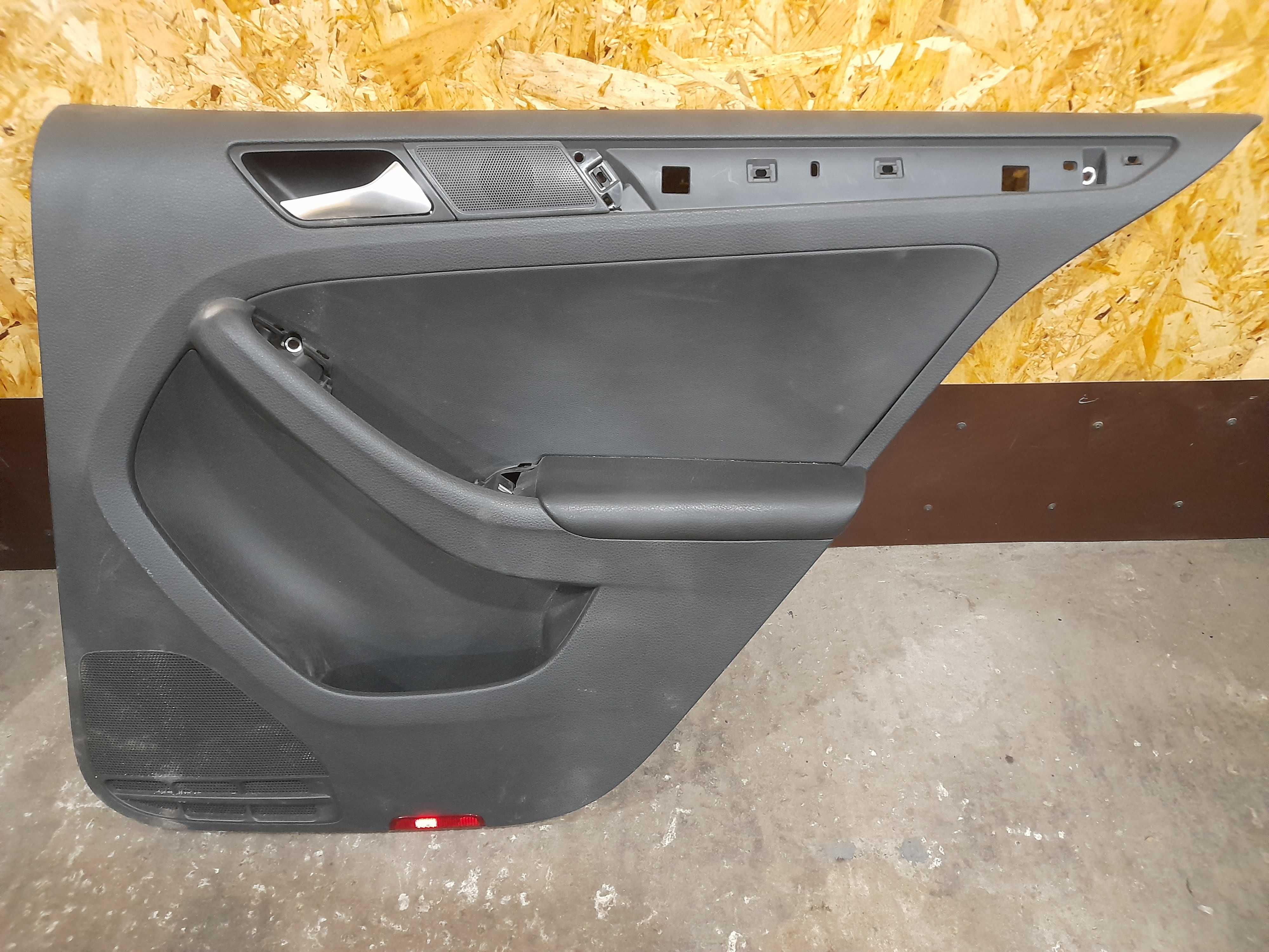 Обшивка двери карта VW Jetta 11-18 USA черн