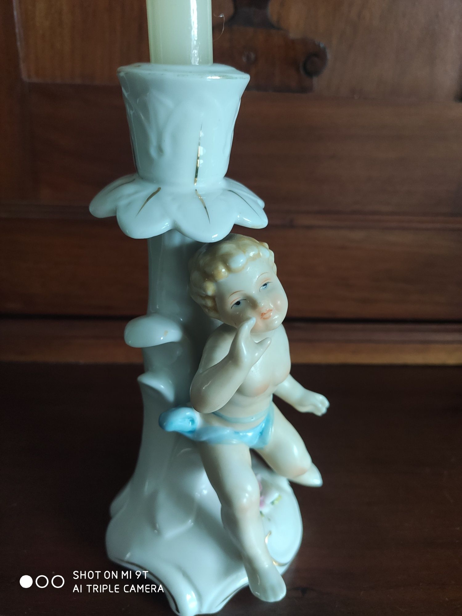 Porcelanowy świecznik z amorkiem putto