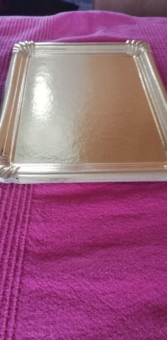 Pratos de bolo redondos..