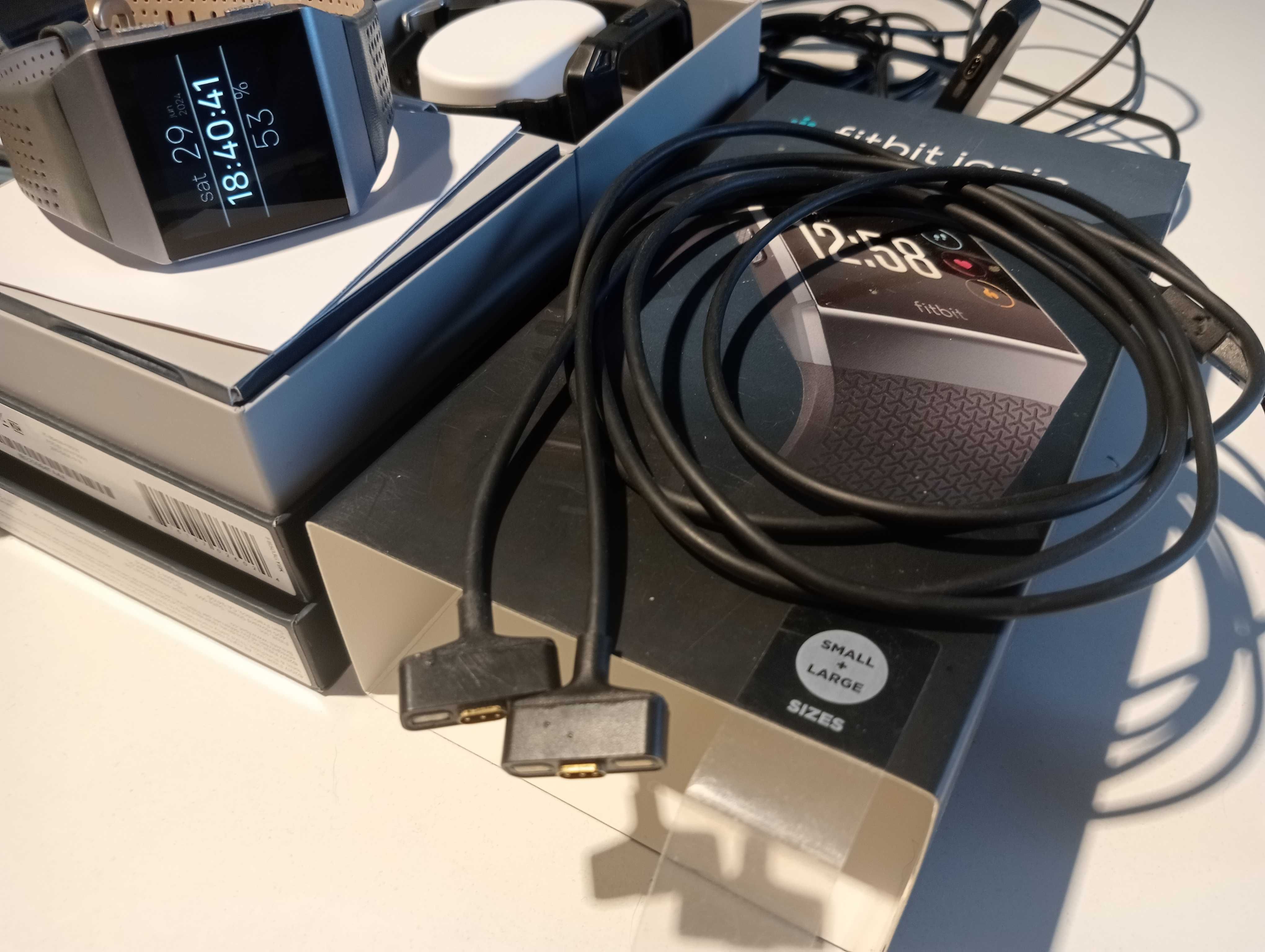 Dwa zegareki Fitbit Ionic +komplet akcesoriów