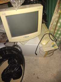 Computador antigo ecrã e periféricos