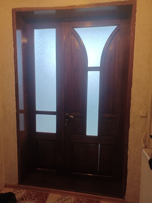 Вхідні двері з дерева, в хорошому стані