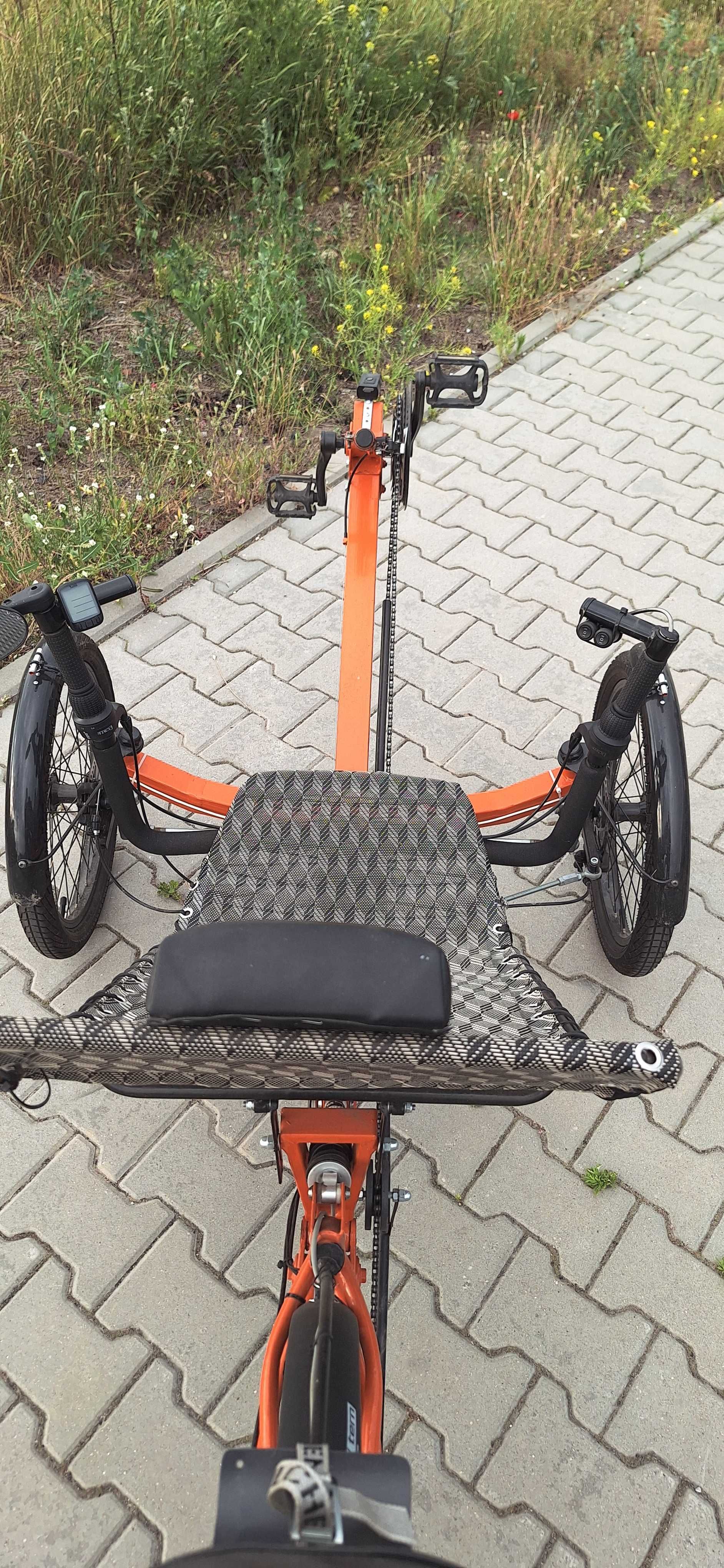 Rower poziomy trójkołowy, poziomka, trajka.