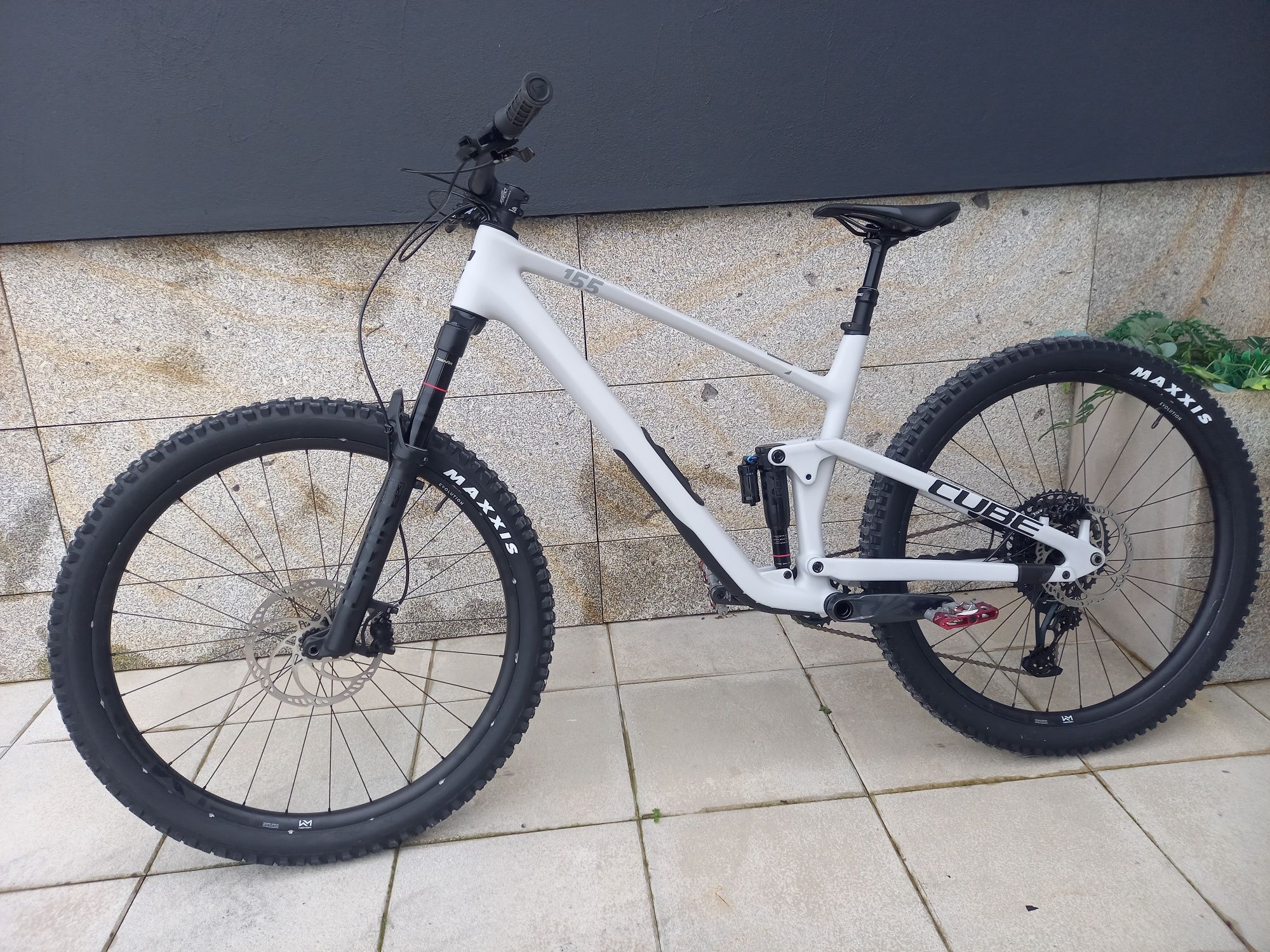 Bicicleta Cube carbono enduro Nova