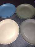 4 talerze z twardego plastiku