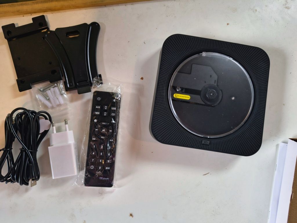 Odtwarzacz CD DVD montowany na ścianie bluetooth