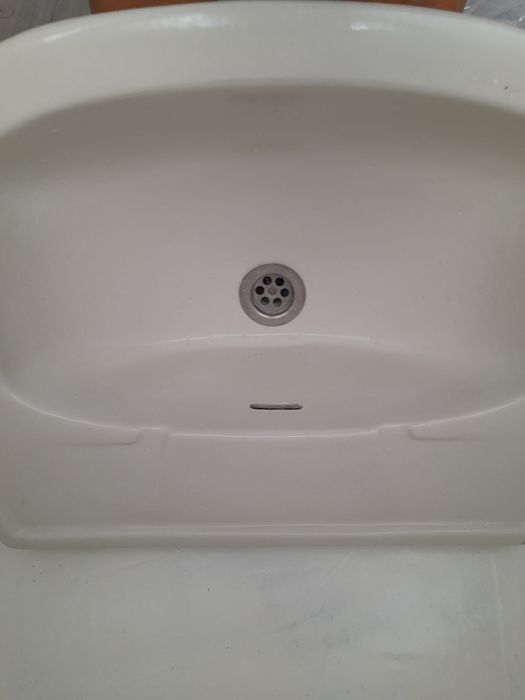 Умивальник без отвору для змішувача