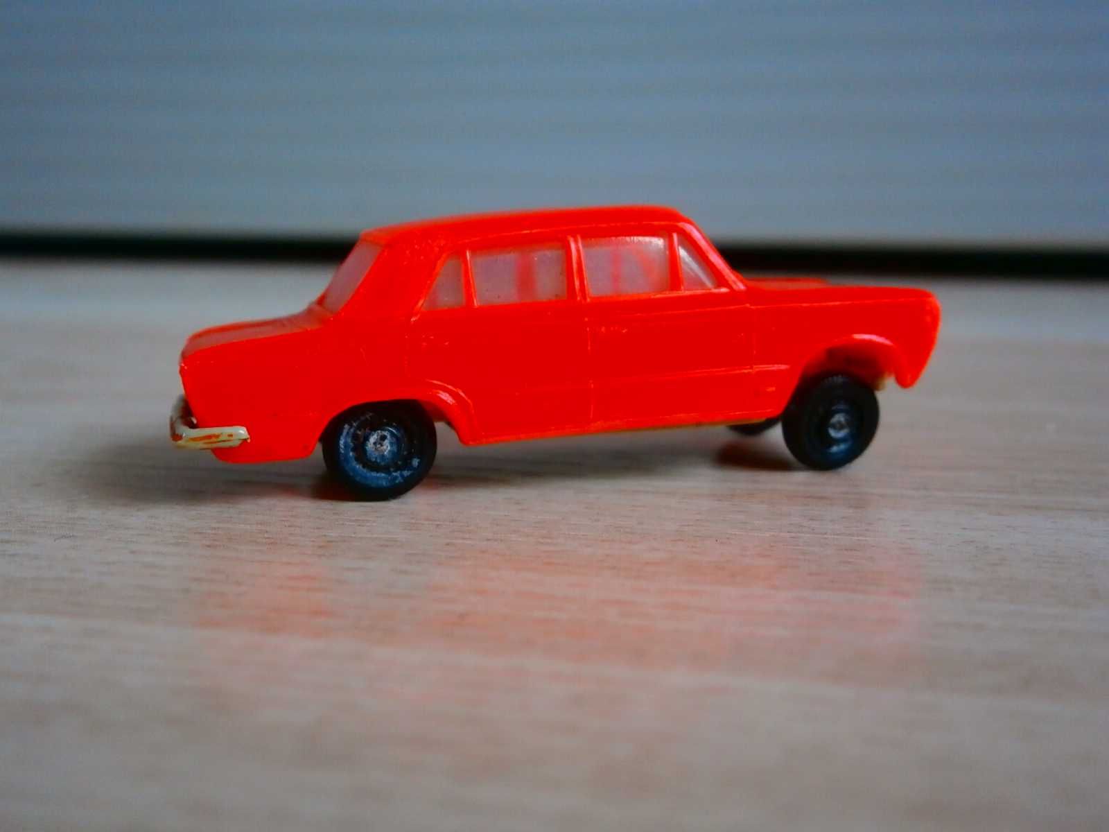 Fiat 125P ZC-28 1:72 Ruch miniatura PRL