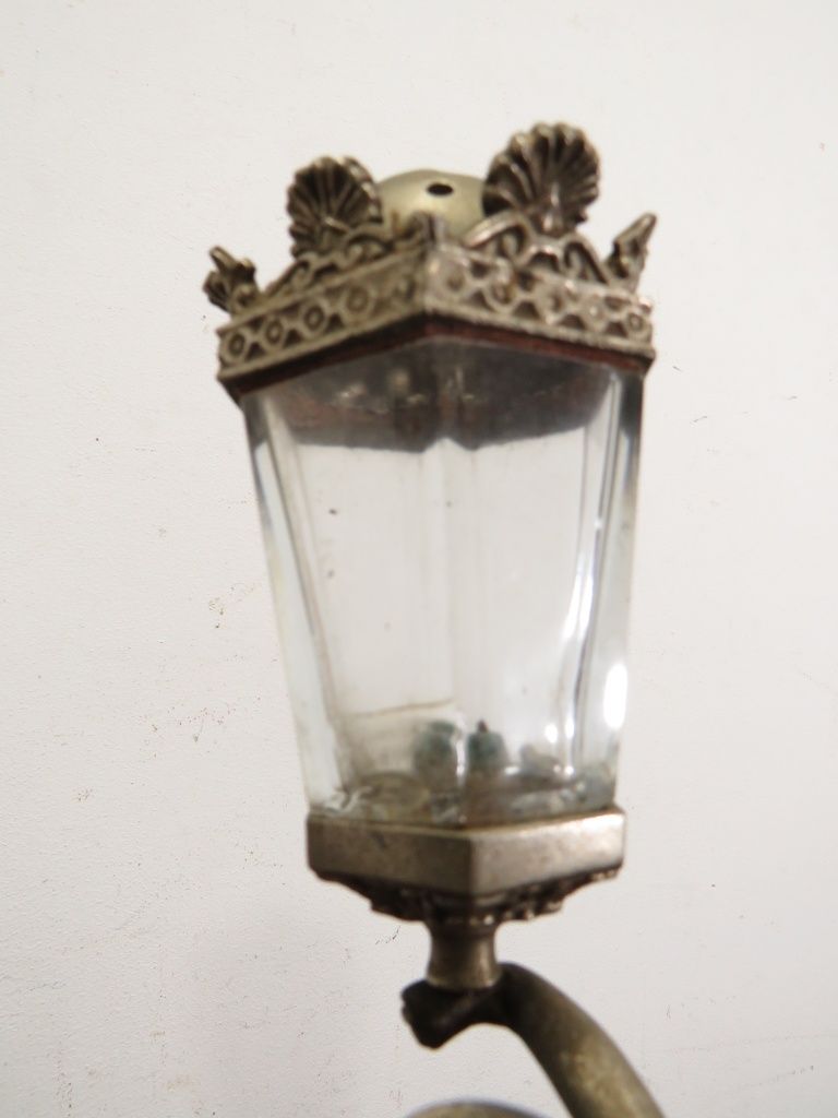 Antigo candelabro em metal prateado com candeia.