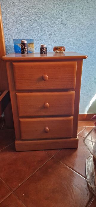 Conjunto de Quarto em Madeira de Pinho