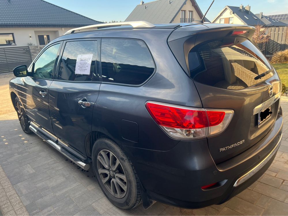 Nissan pathfinder z malym przebiegiem i caly w oryginale