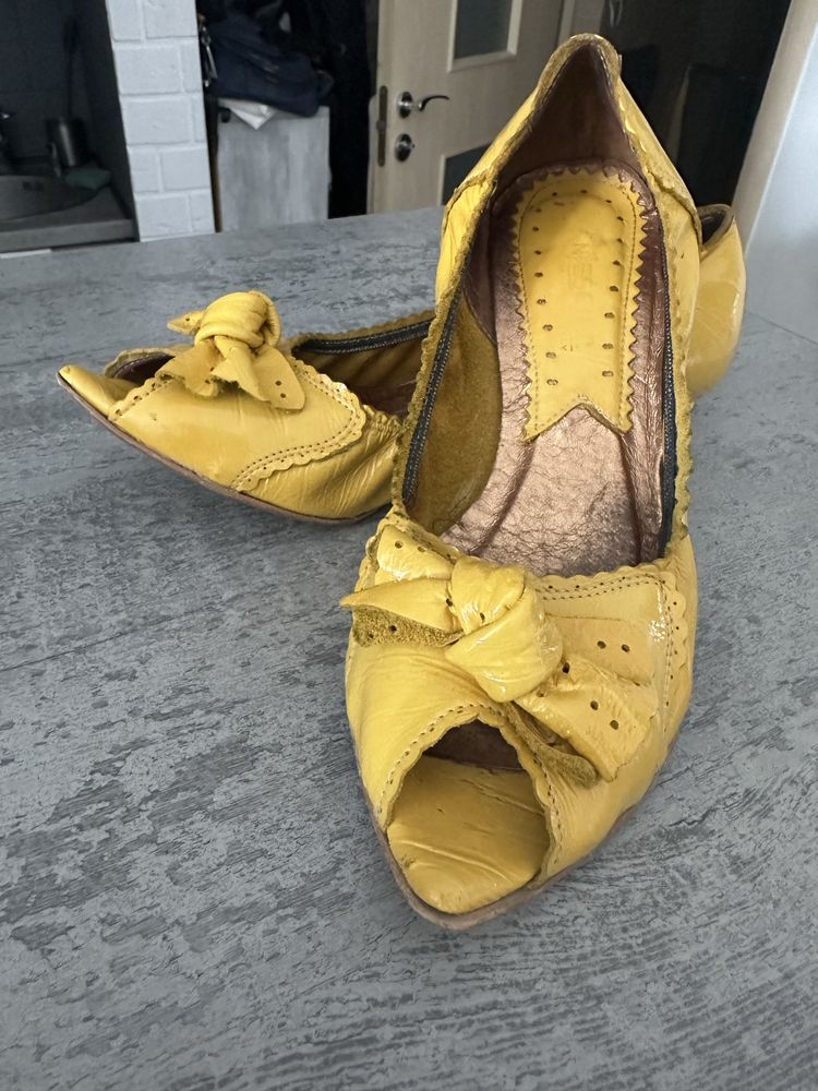 Zolte lakierowane buty z komardą na niskim obcasie