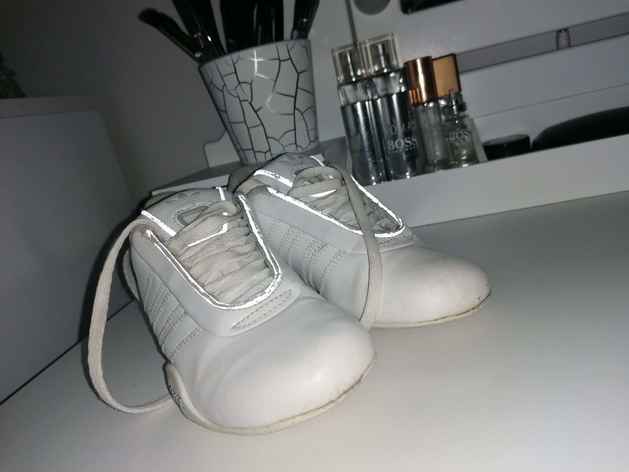 Białe dziecięce sportowe buty marki Adidas rozmiar 29