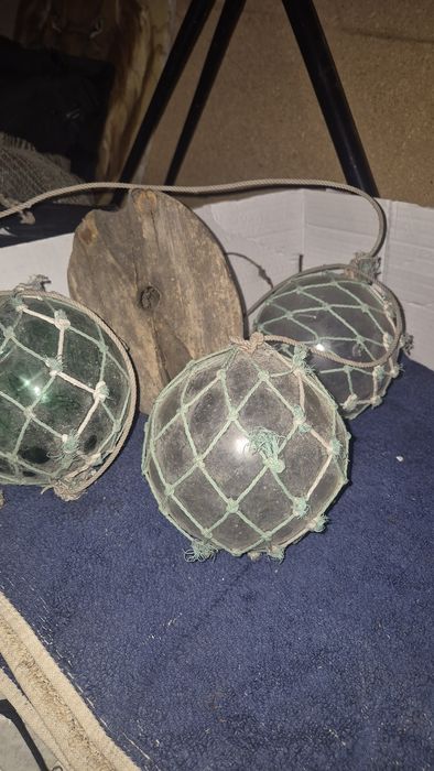 Bóias de pesca artesanal antigas.