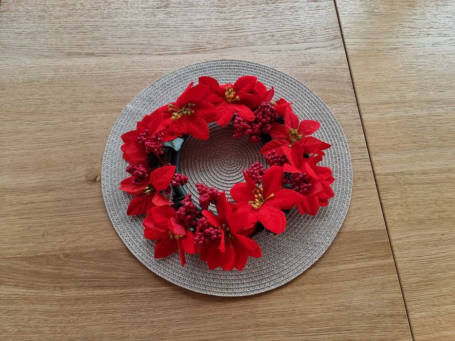 wianki z Gwiazdy betlejemskiej czerwone stroiki adwent betlejemska